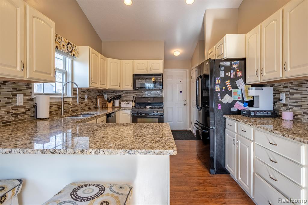 6098 HEDGEROW Circle, Grand Blanc, MI 48439 — Photo 15