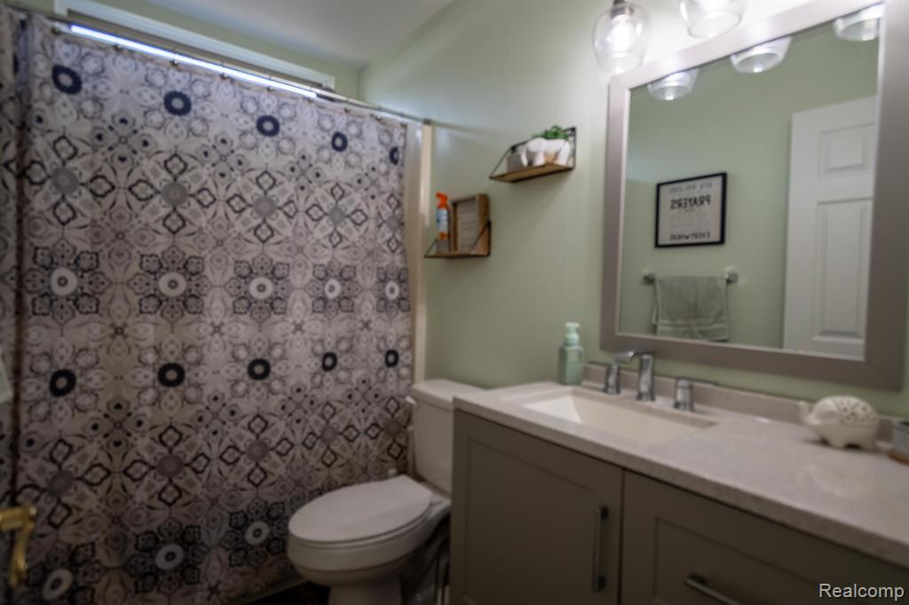 6098 HEDGEROW Circle, Grand Blanc, MI 48439 — Photo 20