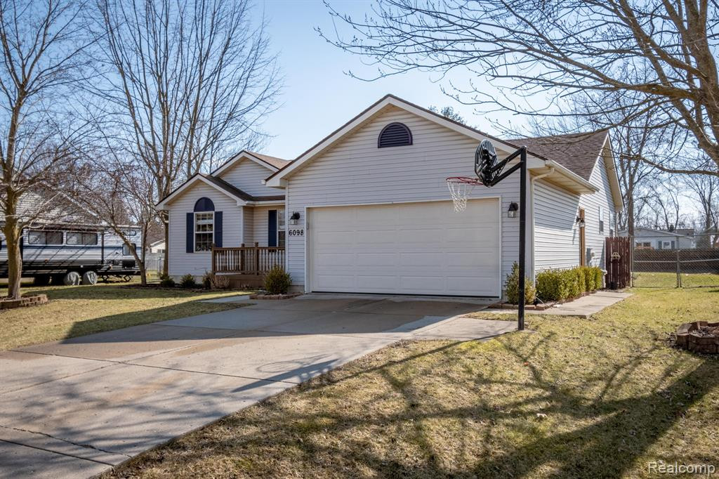 6098 HEDGEROW Circle, Grand Blanc, MI 48439 — Photo 31