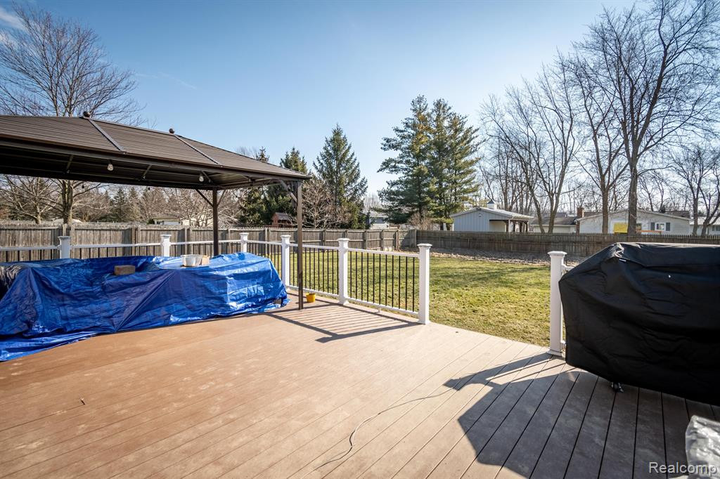 6098 HEDGEROW Circle, Grand Blanc, MI 48439 — Photo 35