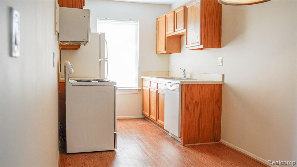 10195 ALLEN POINTE Drive, Allen Park, MI 48101 — Photo 11