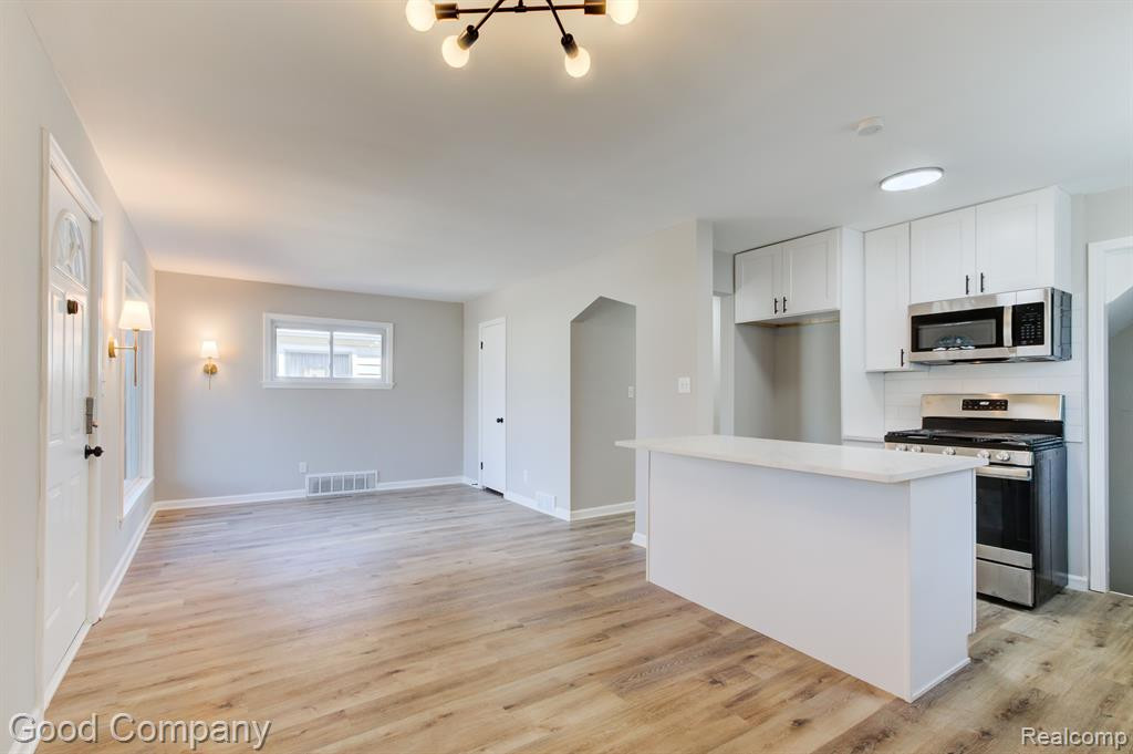 8741 SARATOGA Street, Oak Park, MI 48237 — Photo 2