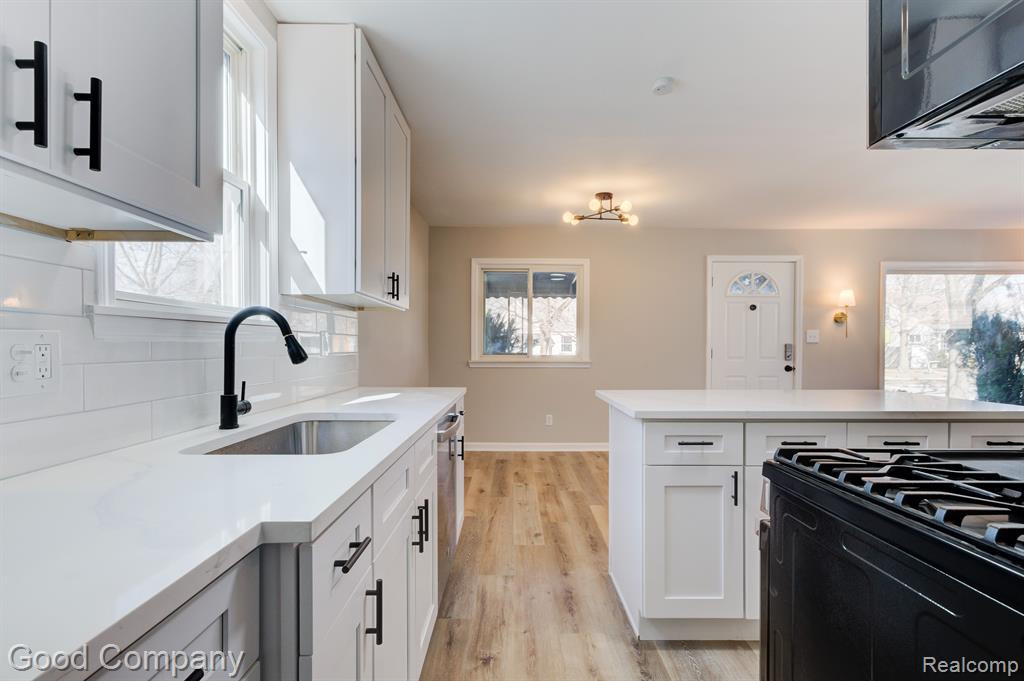 8741 SARATOGA Street, Oak Park, MI 48237 — Photo 12