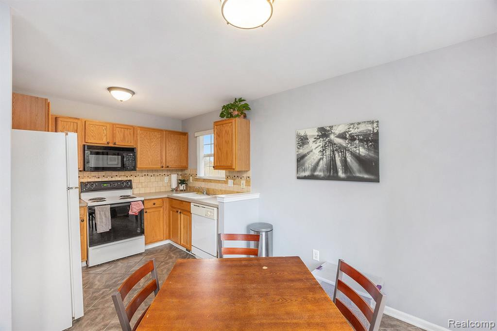 43325 Woodbridge Drive, Clinton Twp, MI 48038 — Photo 9