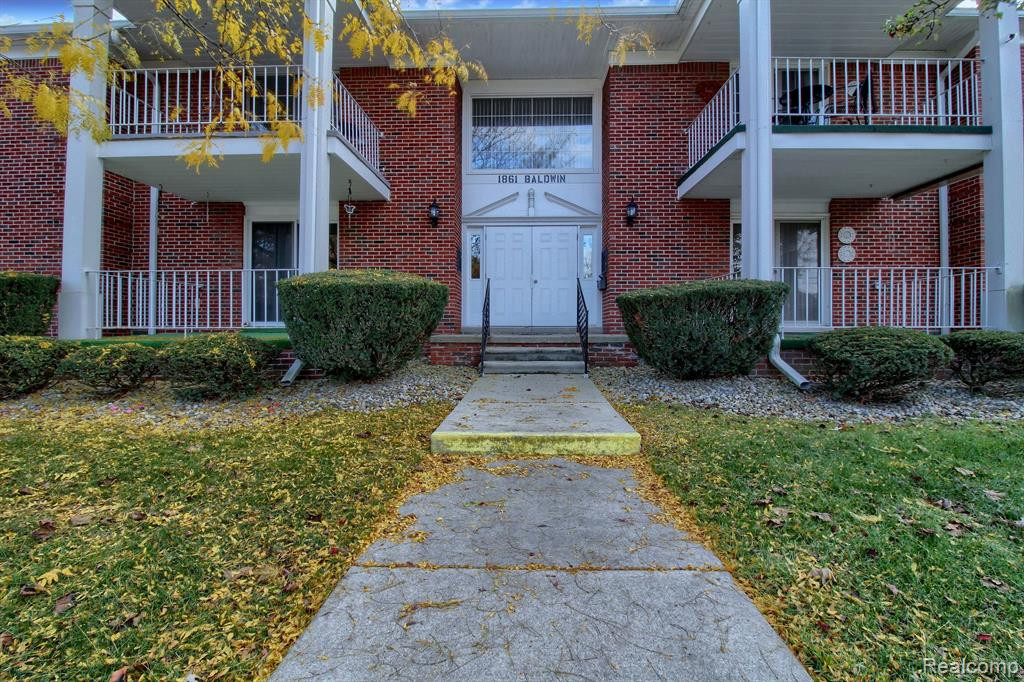 1861 BALDWIN Drive, 8, Trenton, MI 48183 — Photo 2
