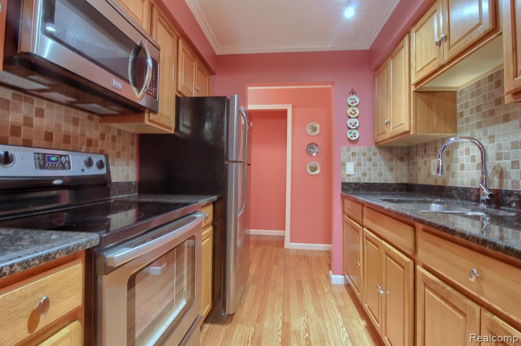 1861 BALDWIN Drive, 8, Trenton, MI 48183 — Photo 10