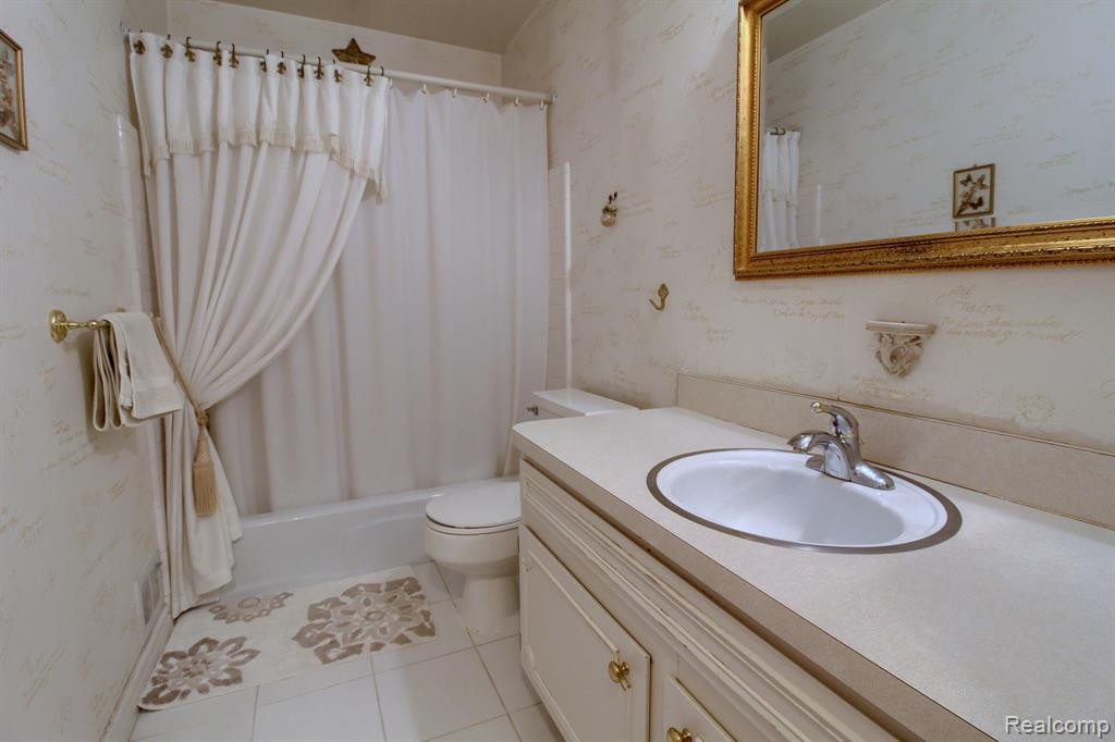 1861 BALDWIN Drive, 8, Trenton, MI 48183 — Photo 20