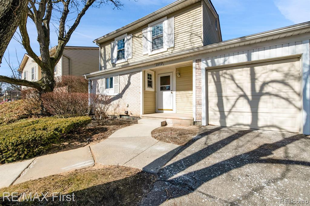 2973 ROUNDTREE Drive, Troy, MI 48083 — front exterior