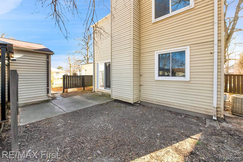 2973 ROUNDTREE Drive, Troy, MI 48083 — Photo 2