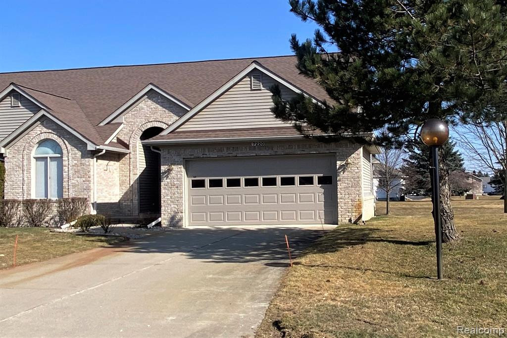 7220 HAWTHORNE Circle, Goodrich Vlg, MI — Photo 2