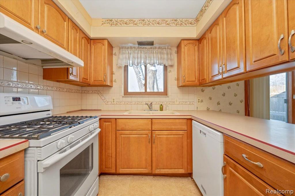 791 N PINEGROVE Avenue, Waterford, MI 48327 — Photo 7