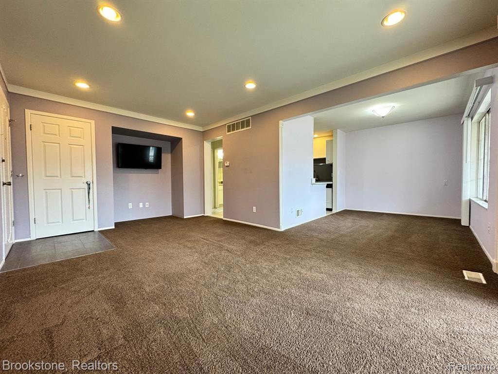 29464 HOOVER Road, 464, Warren, MI 48093 — Photo 5