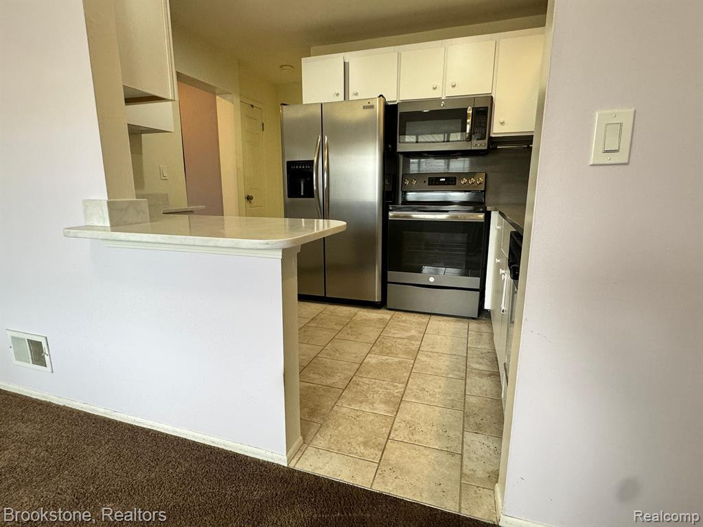 29464 HOOVER Road, 464, Warren, MI 48093 — Photo 6