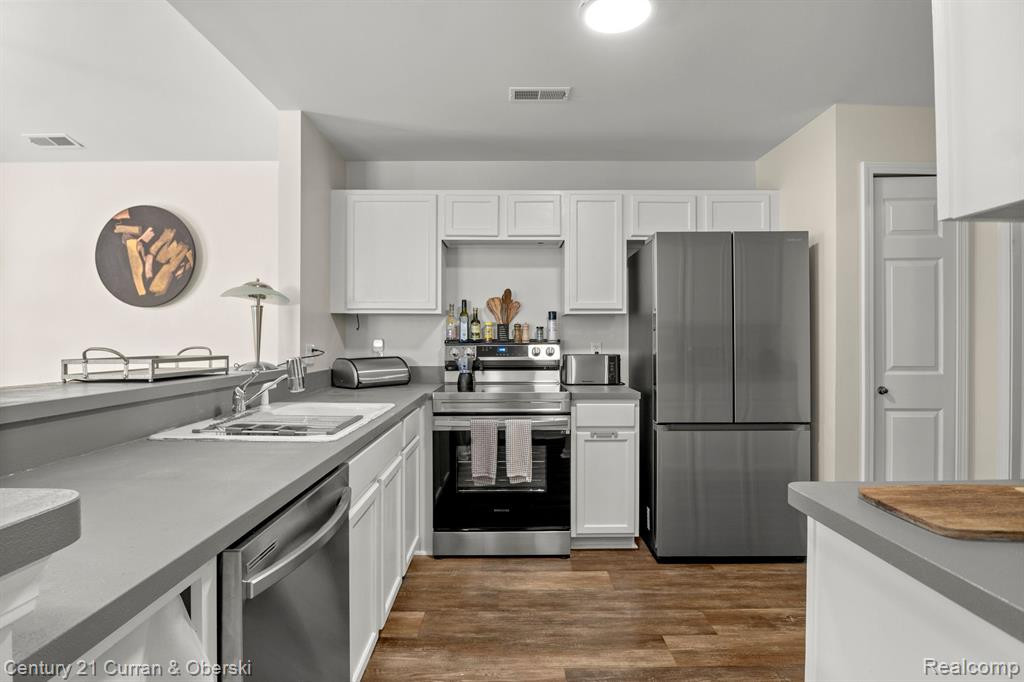 29729 NOTTINGHAM Circle, Livonia, MI 48152 — Photo 10
