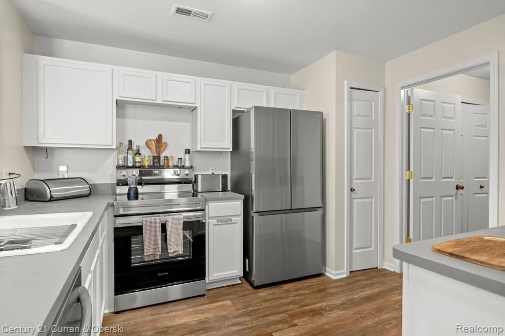 29729 NOTTINGHAM Circle, Livonia, MI 48152 — Photo 11