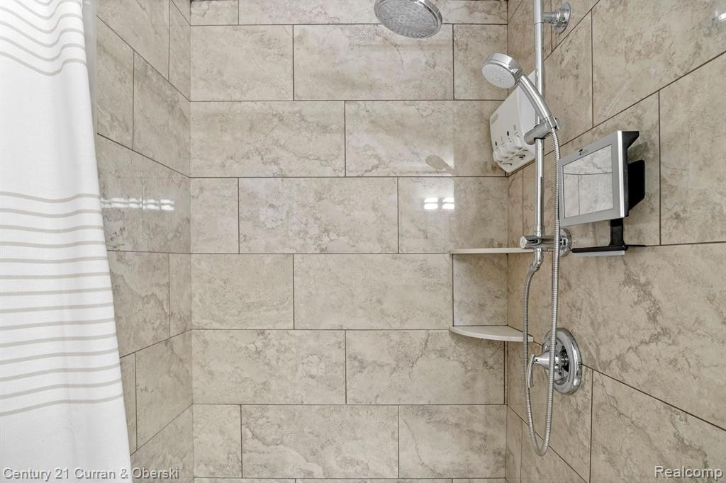 29729 NOTTINGHAM Circle, Livonia, MI 48152 — Photo 22