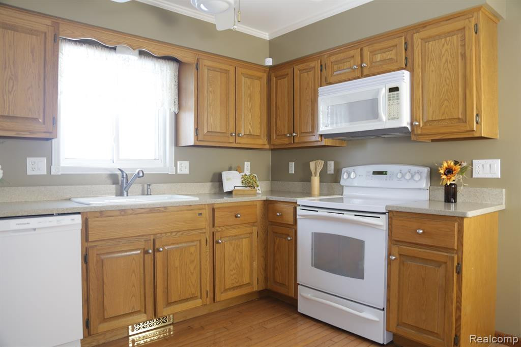 49188 BERKSHIRE Drive, Chesterfield, MI 48047 — Photo 7