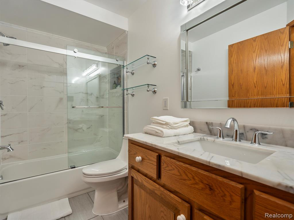 49188 BERKSHIRE Drive, Chesterfield, MI 48047 — Photo 17