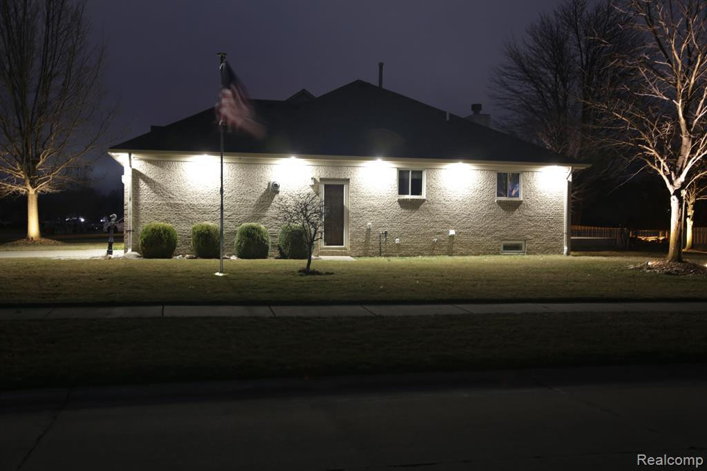 49188 BERKSHIRE Drive, Chesterfield, MI 48047 — Photo 35