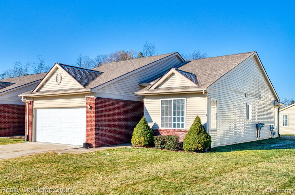 270 WOOD POINT, 13, Howell, MI 48843 — Photo 2