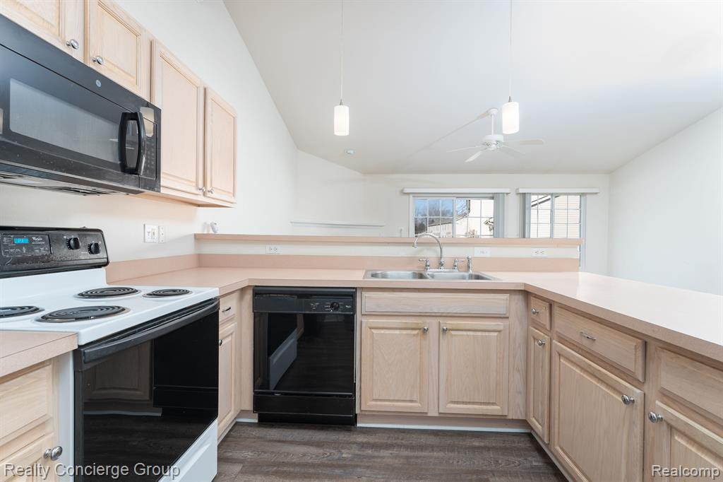 270 WOOD POINT, 13, Howell, MI 48843 — Photo 6