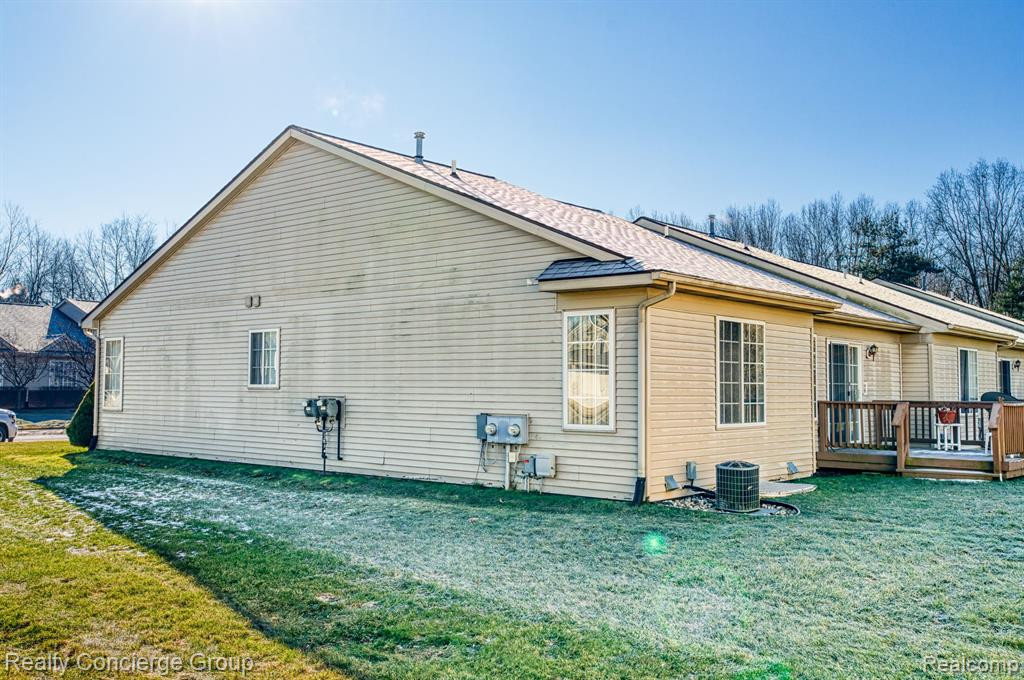 270 WOOD POINT, 13, Howell, MI 48843 — Photo 22