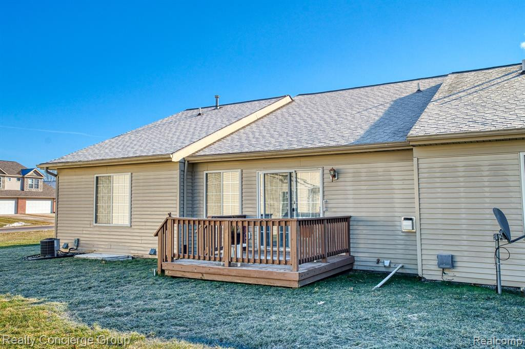 270 WOOD POINT, 13, Howell, MI 48843 — Photo 24