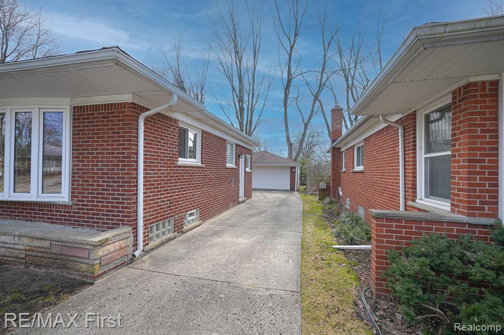 902 ENGLEWOOD Avenue, Royal Oak, MI 48073 — Photo 3