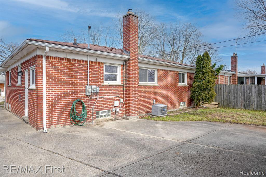 902 ENGLEWOOD Avenue, Royal Oak, MI 48073 — Photo 4