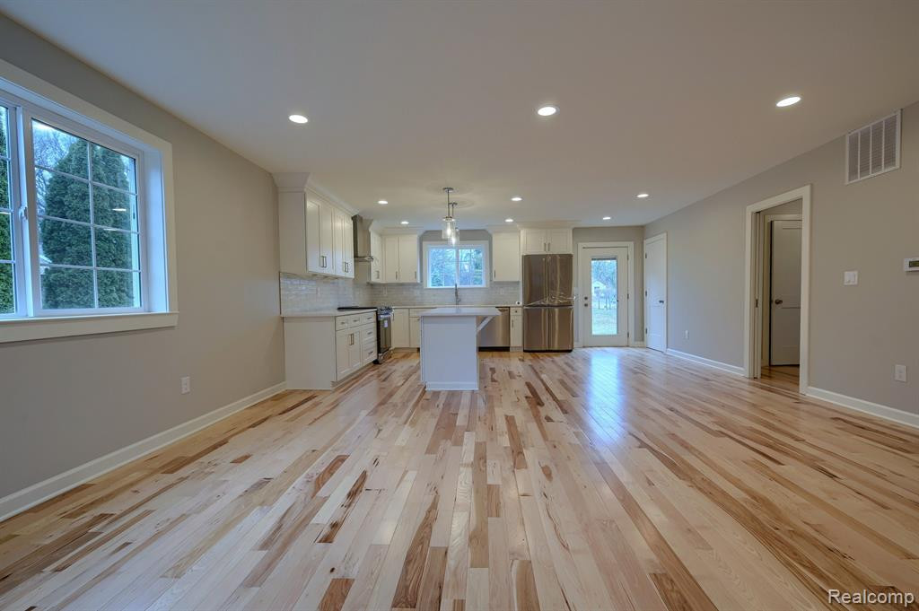 950 LEON Road, Walled Lake, MI 48390 — Photo 4