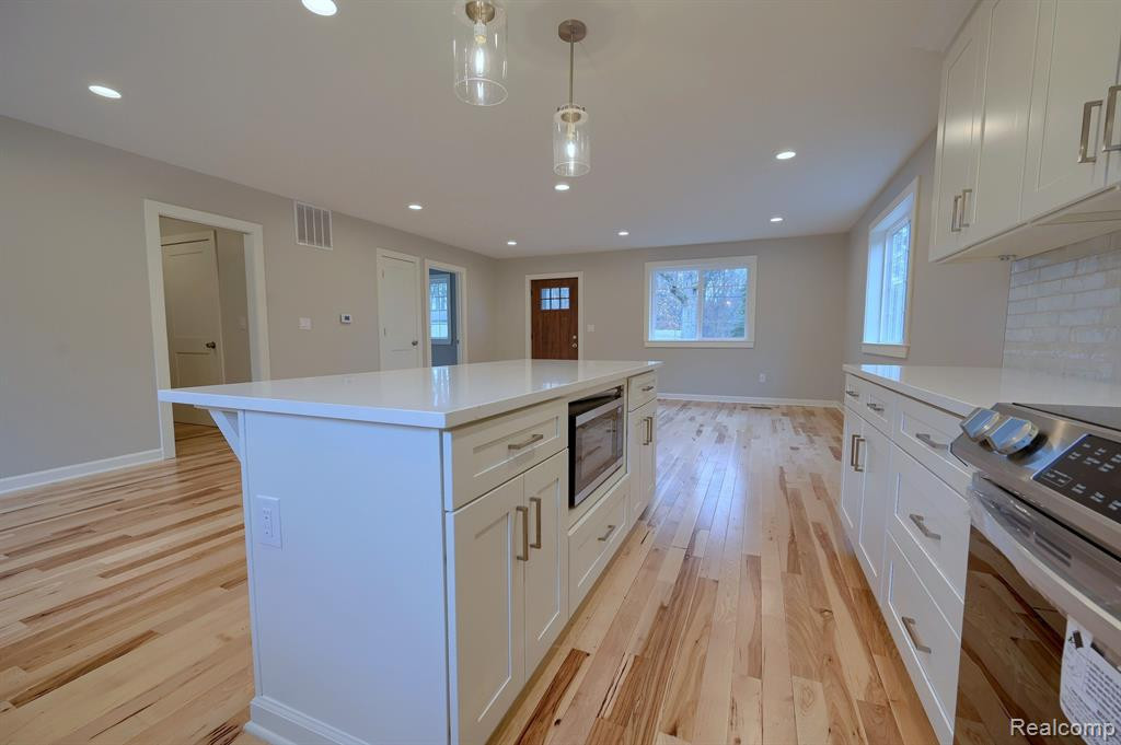 950 LEON Road, Walled Lake, MI 48390 — Photo 8