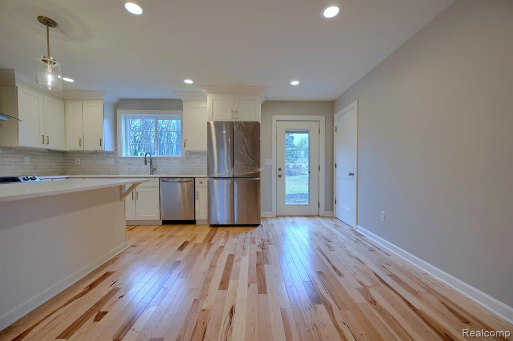 950 LEON Road, Walled Lake, MI 48390 — Photo 10