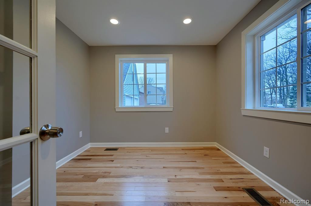 950 LEON Road, Walled Lake, MI 48390 — Photo 11