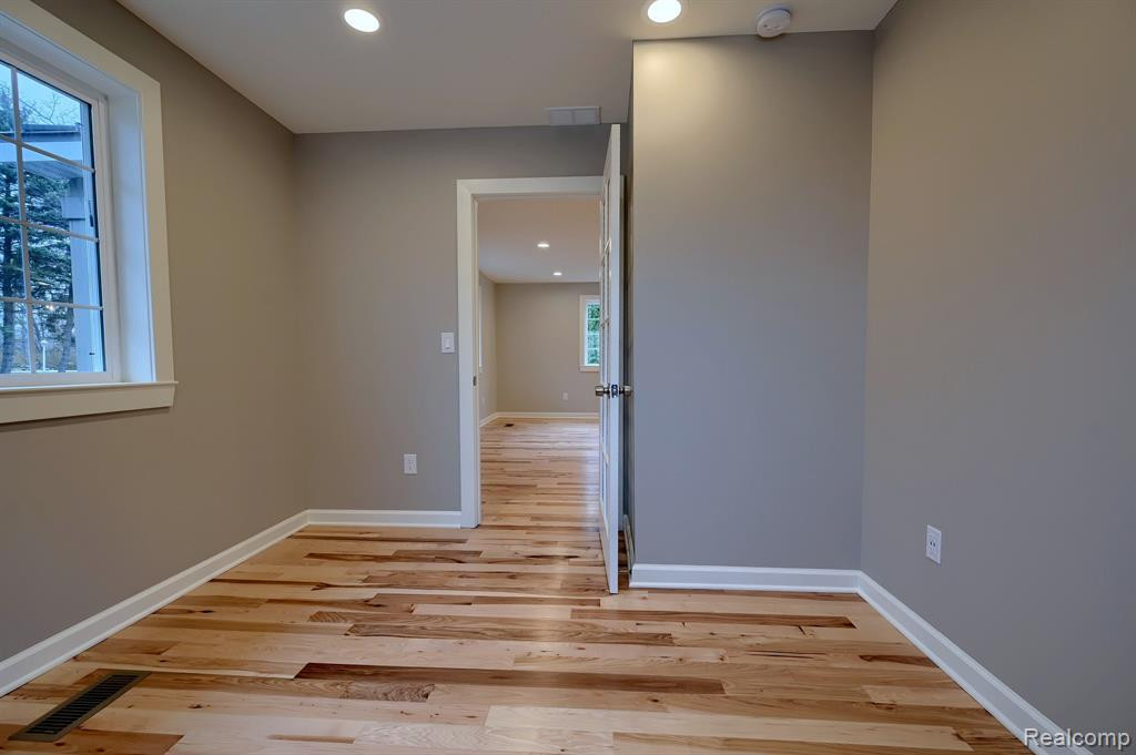 950 LEON Road, Walled Lake, MI 48390 — Photo 12