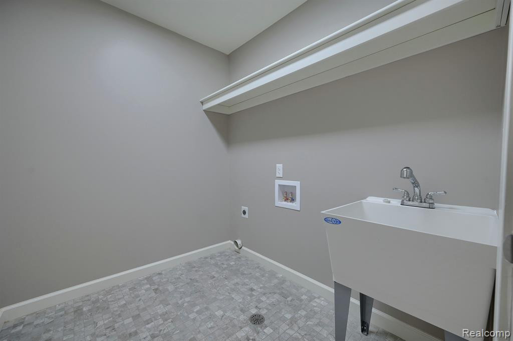 950 LEON Road, Walled Lake, MI 48390 — Photo 14