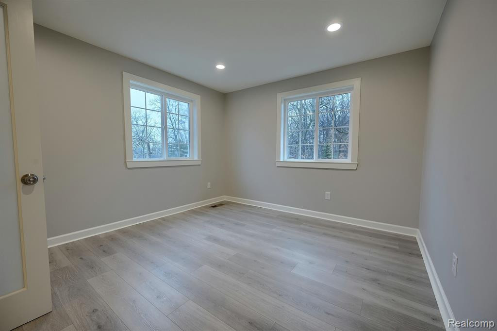 950 LEON Road, Walled Lake, MI 48390 — Photo 17