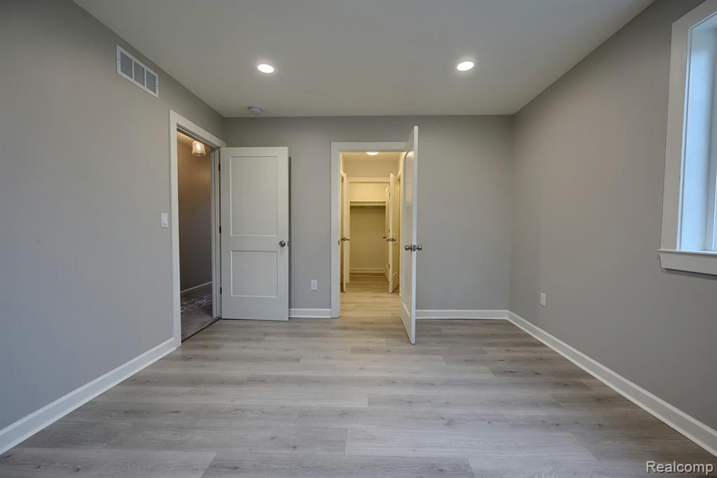 950 LEON Road, Walled Lake, MI 48390 — Photo 20