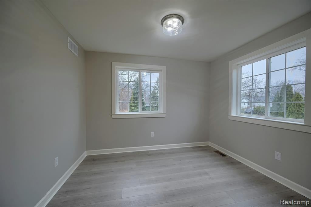 950 LEON Road, Walled Lake, MI 48390 — Photo 26