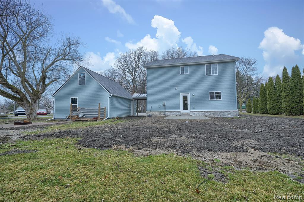 950 LEON Road, Walled Lake, MI 48390 — Photo 32
