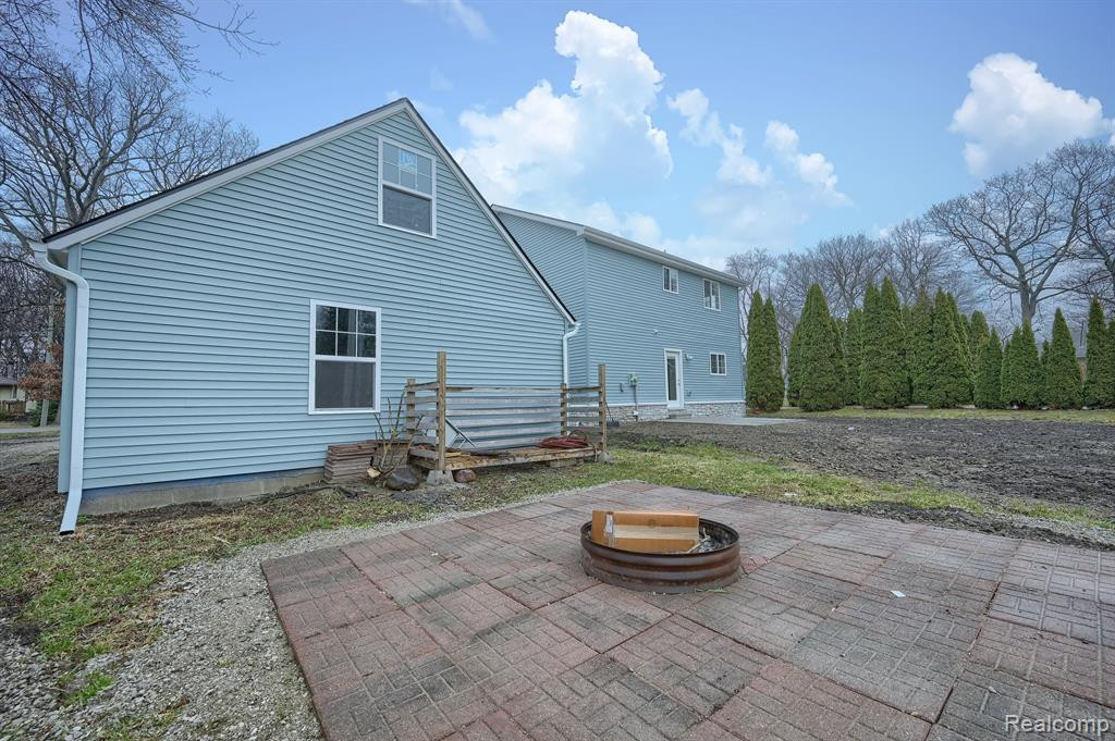 950 LEON Road, Walled Lake, MI 48390 — Photo 33