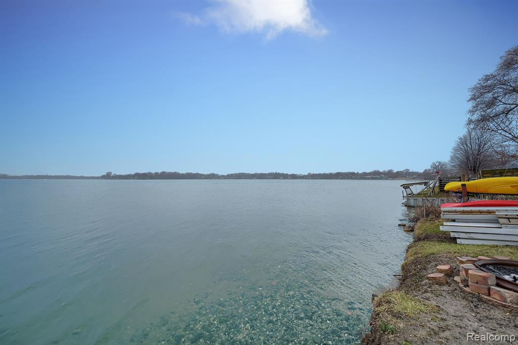 950 LEON Road, Walled Lake, MI 48390 — Photo 34
