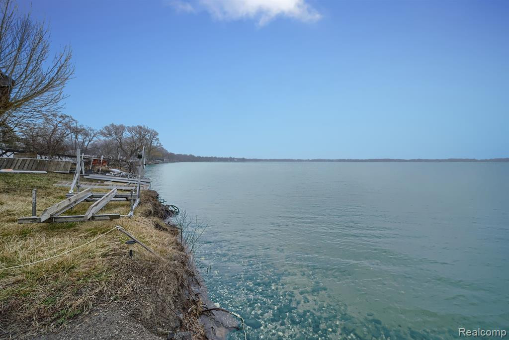 950 LEON Road, Walled Lake, MI 48390 — Photo 35
