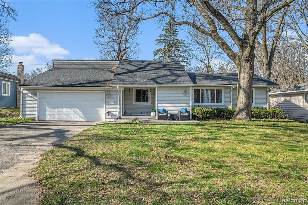 5760 CRESCENT Road, Waterford, MI 48327 — front exterior