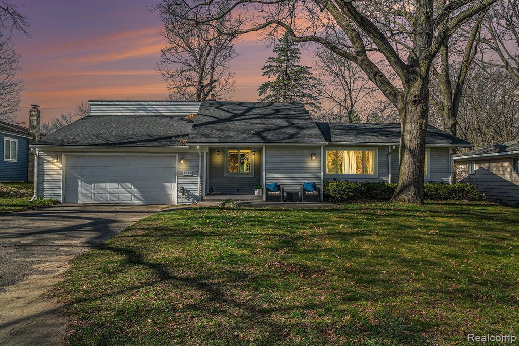 5760 CRESCENT Road, Waterford, MI 48327 — Photo 2