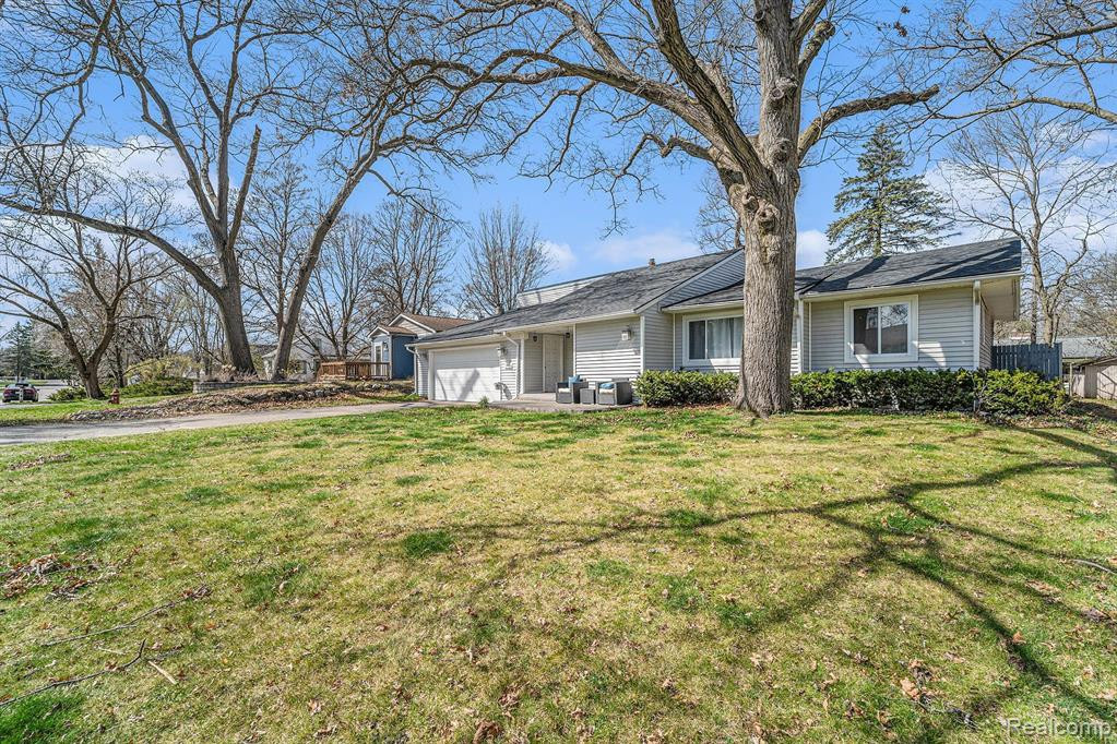 5760 CRESCENT Road, Waterford, MI 48327 — Photo 3