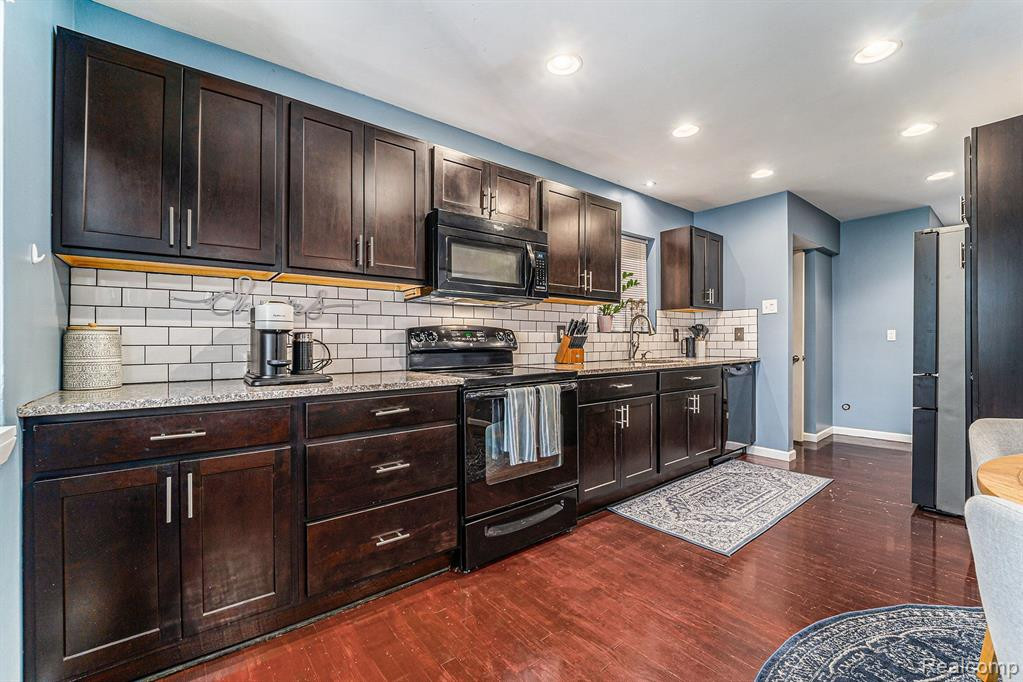 5760 CRESCENT Road, Waterford, MI 48327 — Photo 8