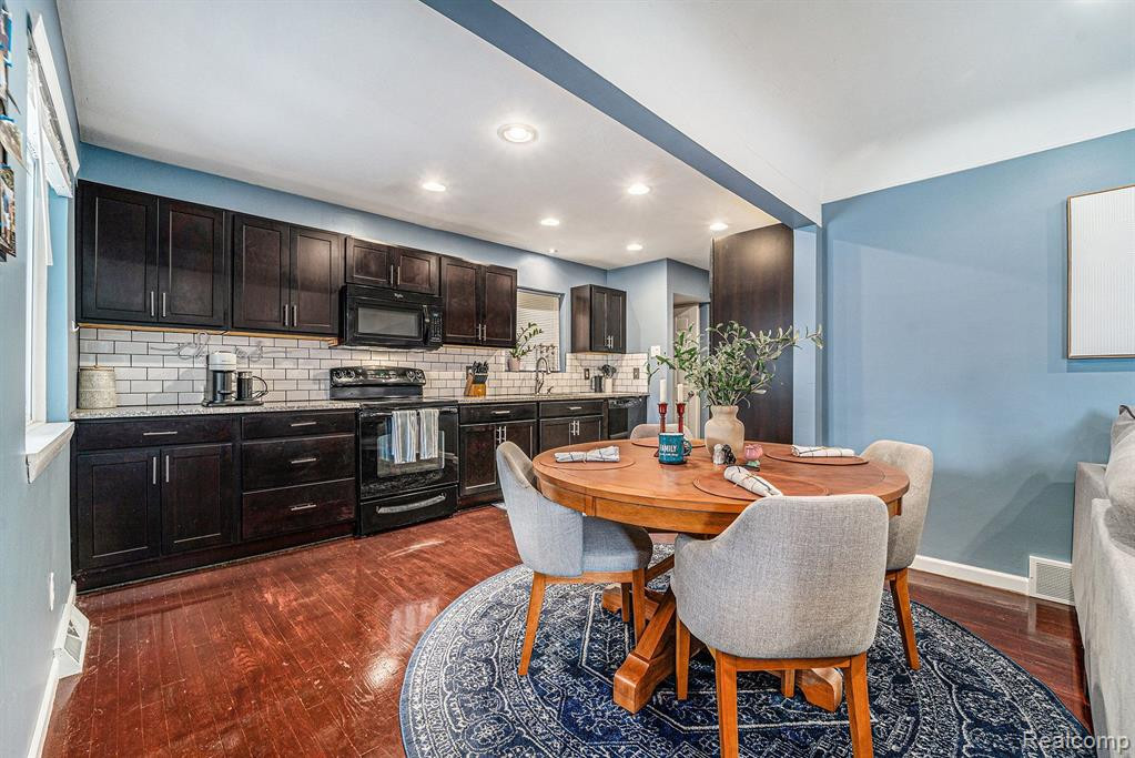 5760 CRESCENT Road, Waterford, MI 48327 — Photo 10