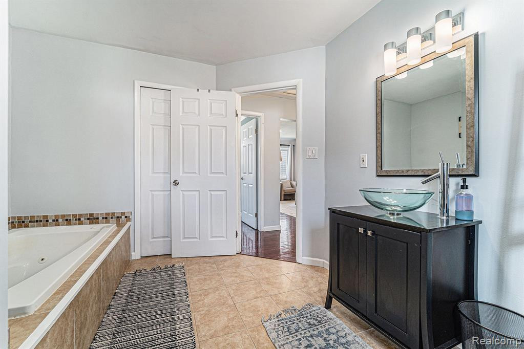 5760 CRESCENT Road, Waterford, MI 48327 — Photo 24