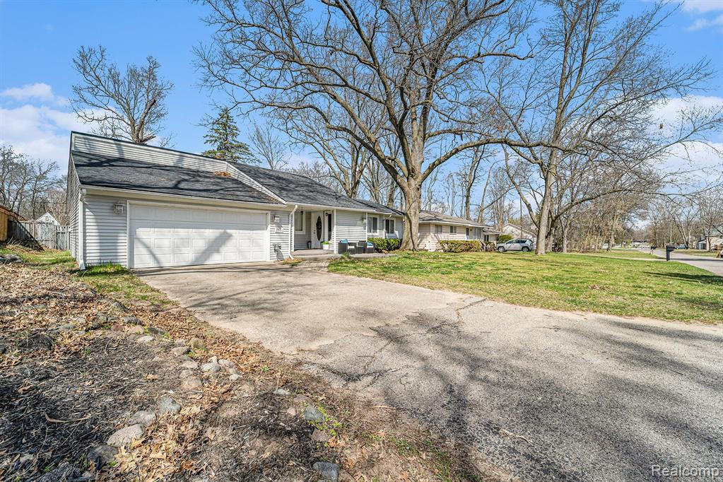 5760 CRESCENT Road, Waterford, MI 48327 — Photo 30