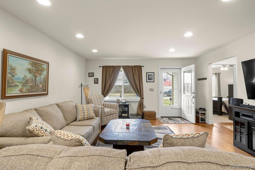 6580 N WAVERLY Street, Dearborn Heights, MI 48127 — Photo 10